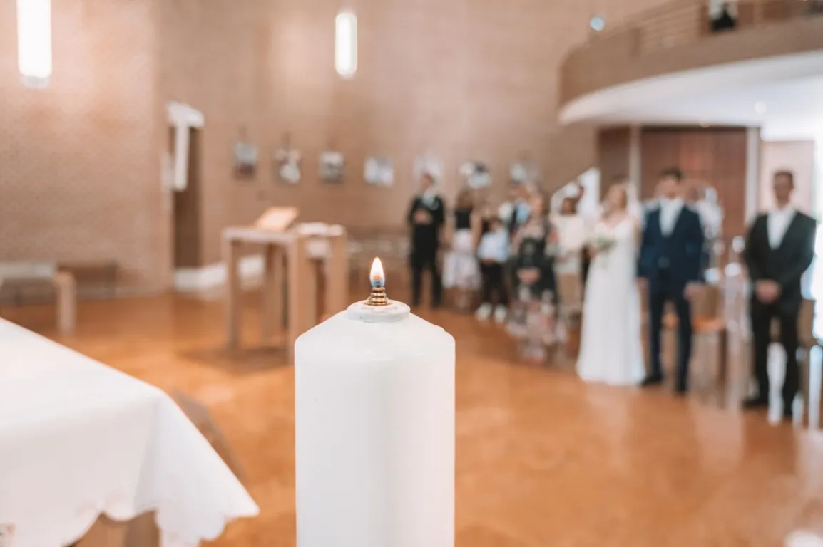 Poročna fotografija mladoporočencev; ujet pristen trenutek z naravno svetlobo in umirjeno kompozicijo v dokumentarnem slogu.